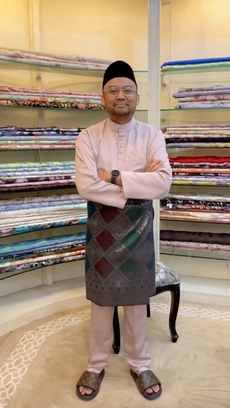 terima 'job' model baju Melayu